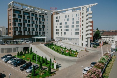 Отель Bridge Resort 4* - минус 15% на номера Стандарт без балкона, ДО 31.08.25